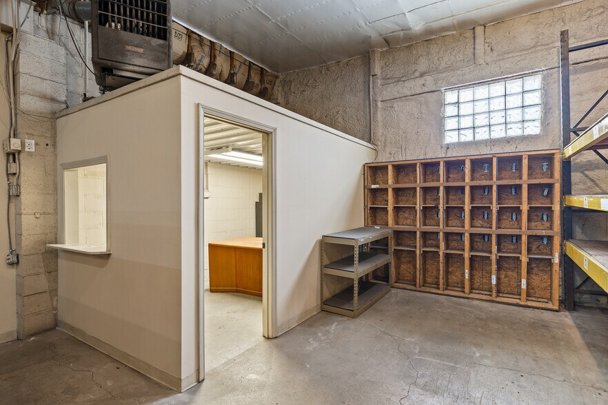 More Photos Of 922 W Fourth St, Mansfield Warehouse For Lease