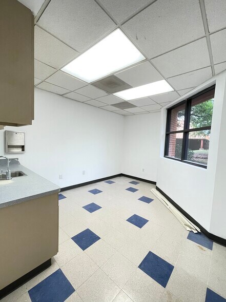 More Photos Of 215 Oak Dr S, Lake Jackson Medical For Lease