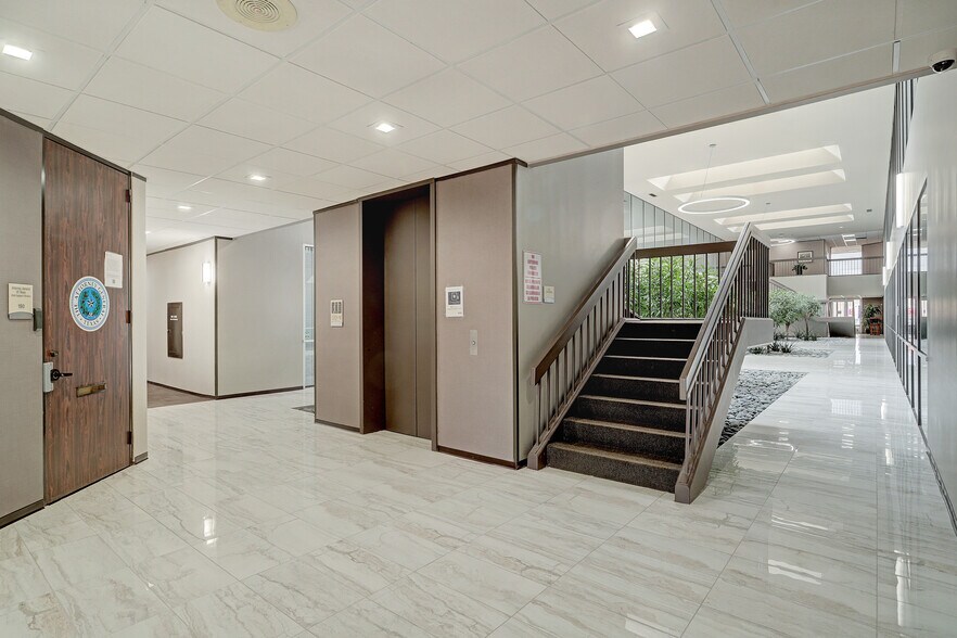 More Photos Of 450 N Sam Houston Pky E, Houston Medical For Lease