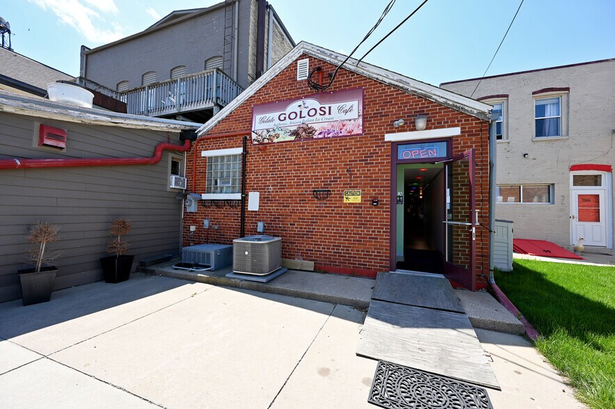 More Photos Of 162 E Wisconsin Ave, Oconomowoc General Retail For Sale