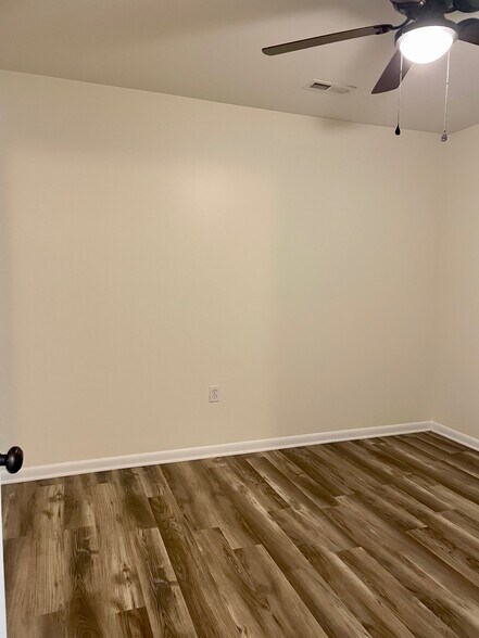 More Photos Of 400 Foxfire Ct, Seneca Apartments For Sale