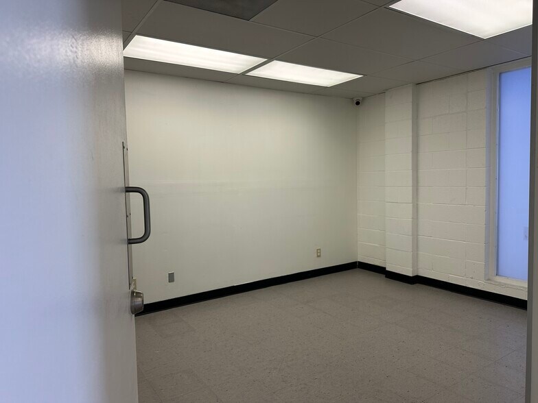 More Photos Of 9525 Owensmouth Ave, Chatsworth Research And Development For Lease