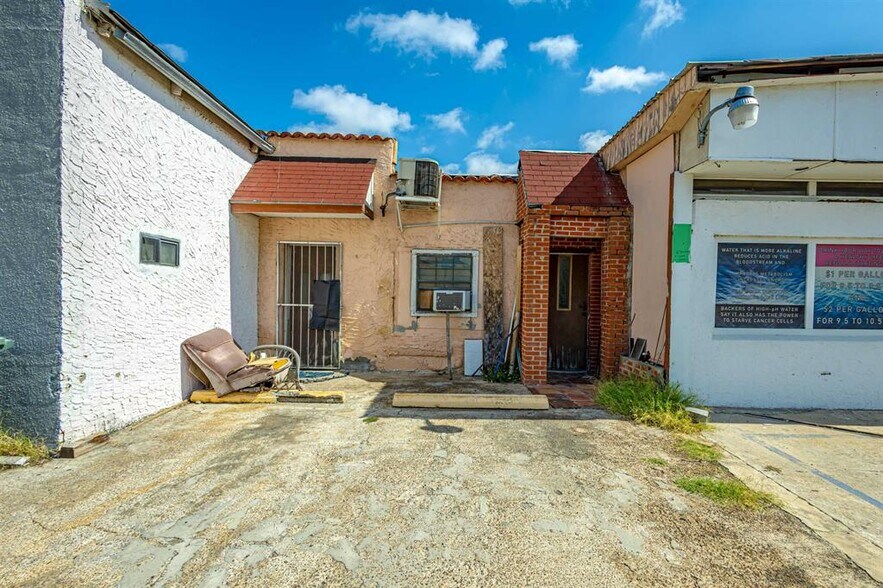 More Photos Of 1801 San Bernardo Ave, Laredo General Retail For Sale