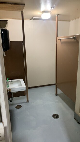 More Photos Of 100 E Saint Louis Ave, East Alton Light Distribution For Lease