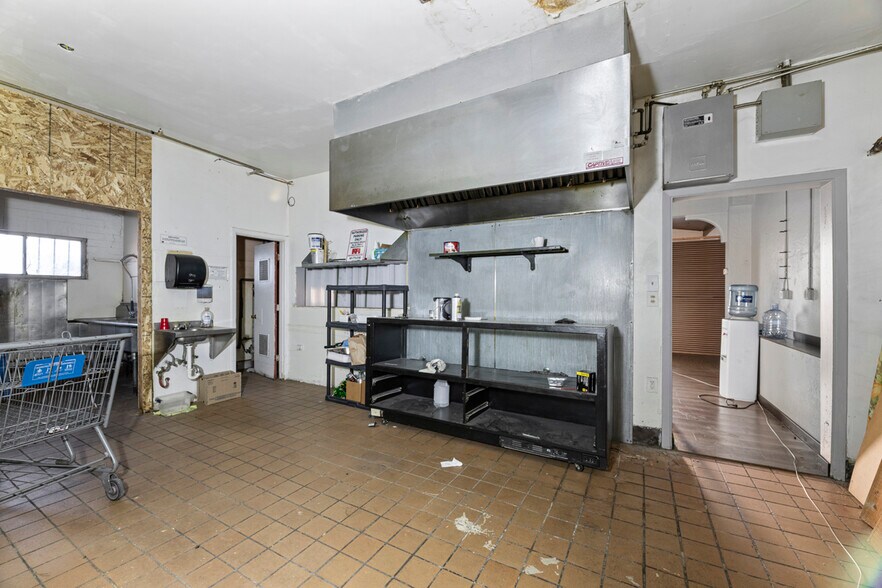 More Photos Of 603 S Riverside Ave, Medford General Retail For Sale