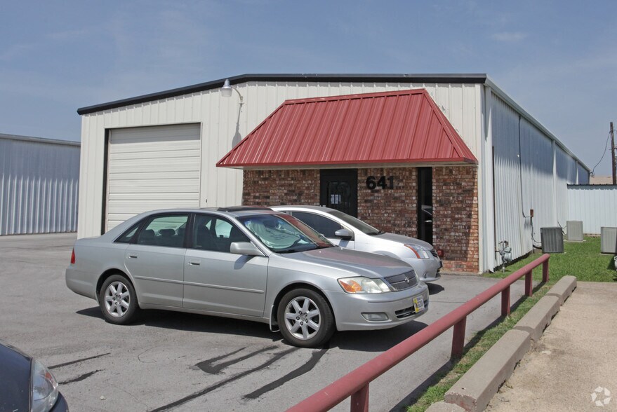 More Photos Of 641 Industrial Blvd, Grapevine Distribution For Lease