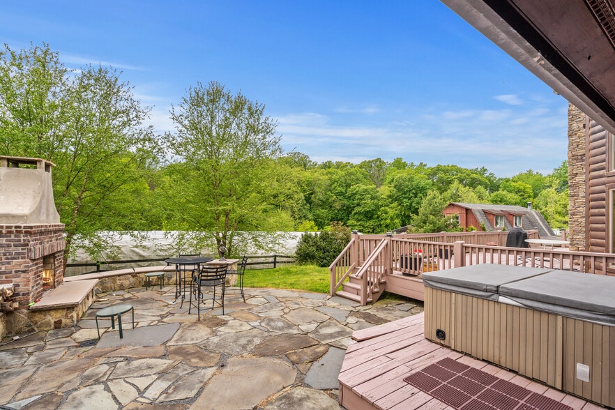 More Photos Of 11501 Popes Head Rd, Fairfax Garden Center For Sale
