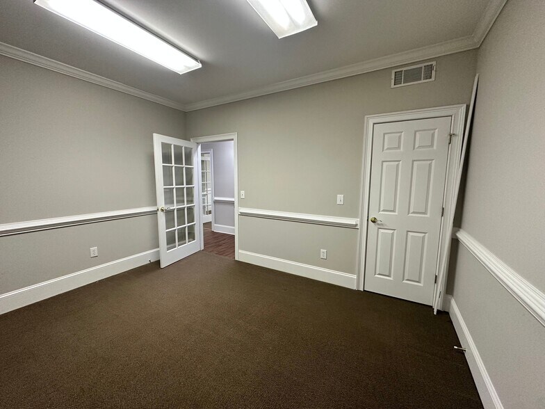 More Photos Of 327 Dahlonega St, Cumming Medical For Sale