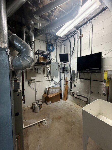 More Photos Of 72 East St, Crystal Lake Light Manufacturing For Lease
