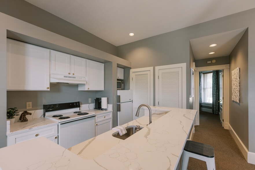 More Photos Of 300 Madison Pl, Lexington Apartments For Sale