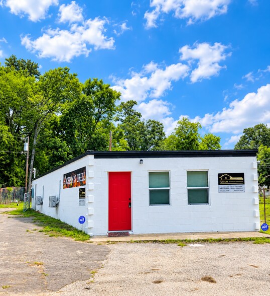 Primary Photo Of 704 Webb St, Daingerfield Office For Sale
