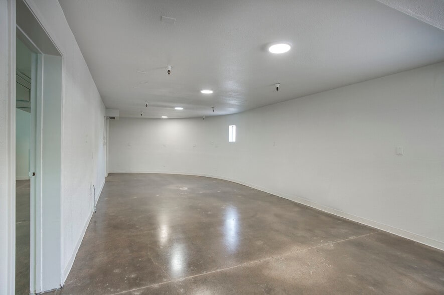 More Photos Of 7740 E Evans Rd, Scottsdale Showroom For Sale