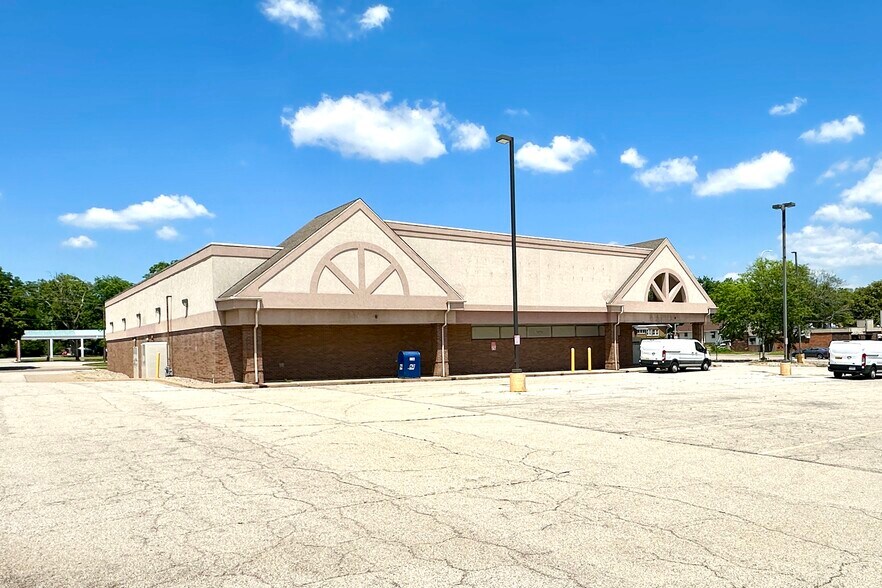 More Photos Of 2515 N Knoxville Ave, Peoria Drugstore For Lease