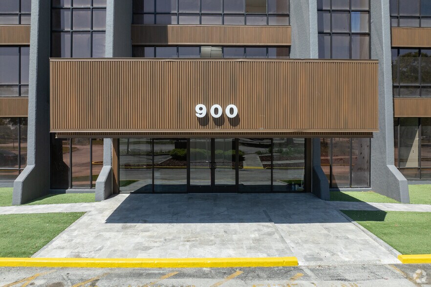 More Photos Of 900 N University Blvd, Jacksonville Medical For Lease