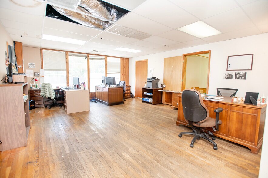 More Photos Of 401 Hillcrest St, Clinton Office For Sale