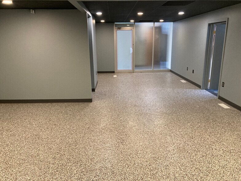 More Photos Of 935 S Iowa St, Lawrence Office For Lease