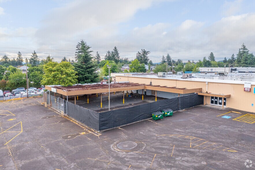 More Photos Of 700 SE 122nd Ave, Portland Freestanding For Lease
