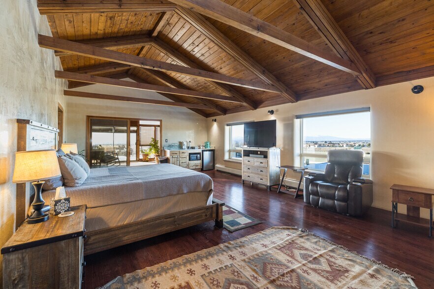 More Photos Of 102 Rabbit Rd, Santa Fe Specialty For Sale