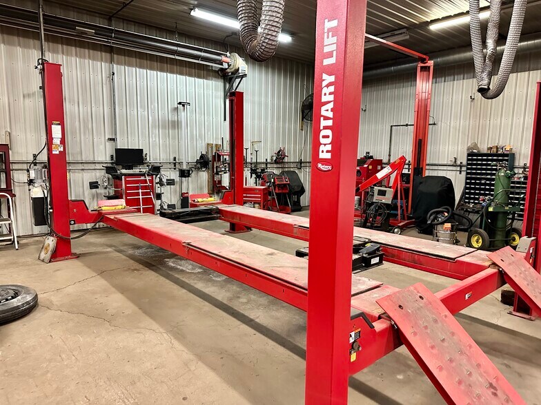 More Photos Of 409 Lentz Ct, Lansing Auto Repair For Sale