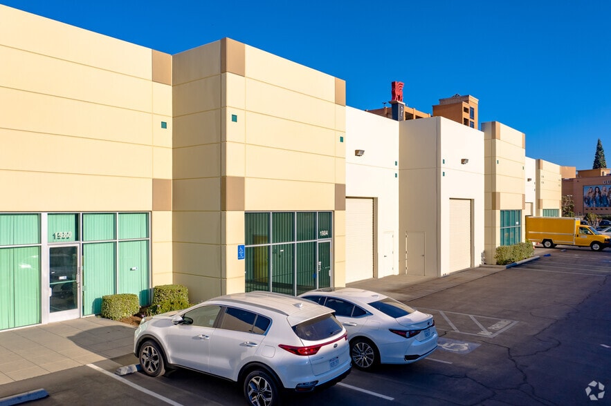 More Photos Of 2000-2032 Camfield Ave, Commerce Warehouse For Lease