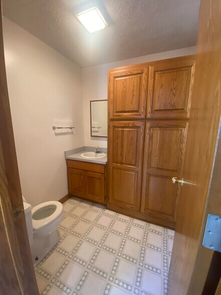 More Photos Of 10960 N 142nd St, Waverly Self Storage For Lease