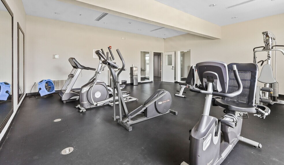 More Photos Of 203 E Highway 90, Luling Hotel For Sale