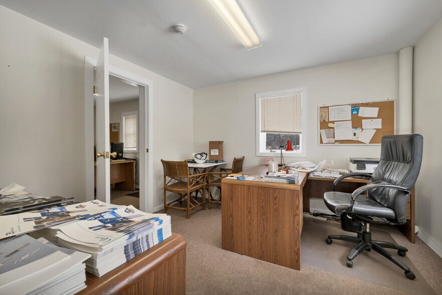 More Photos Of 1 Young Ln, Newmarket Flex For Sale