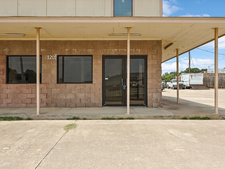 More Photos Of 1201 E Long Ave, Fort Worth General Retail For Sale