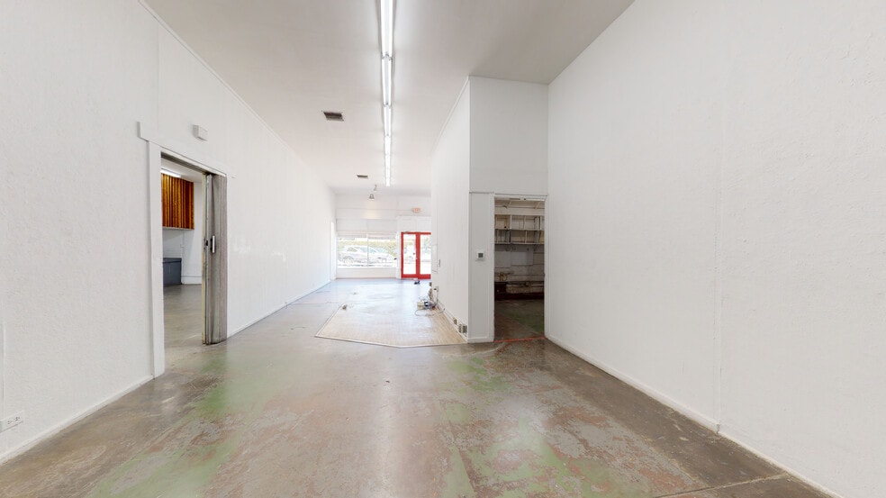 More Photos Of 13031 Montana Ave, Los Angeles Freestanding For Lease