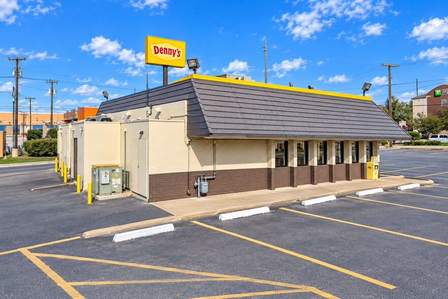 More Photos Of 3422 W Gentry Pkwy, Tyler Restaurant For Lease