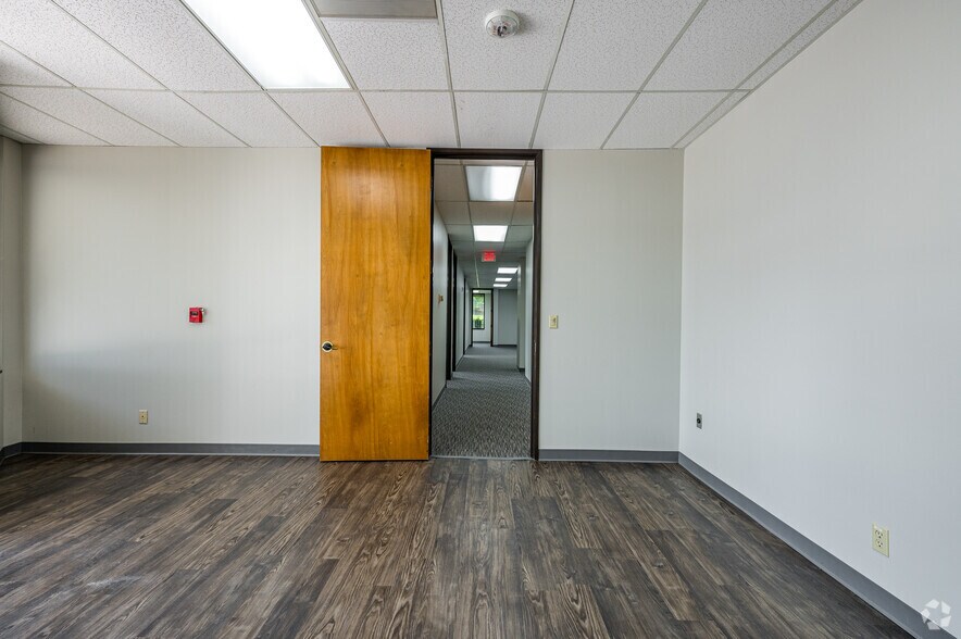 More Photos Of 1333 Corporate Dr, Irving Loft Creative Space For Lease