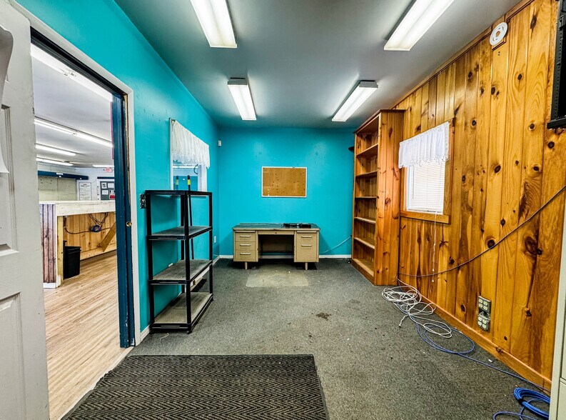 More Photos Of 33 Transport Dr, Bennington Freestanding For Sale