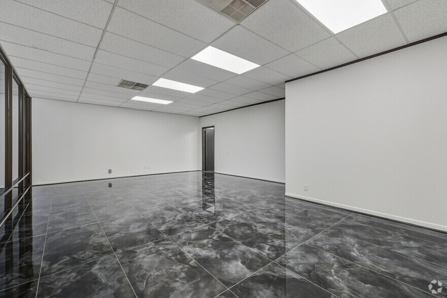 More Photos Of 11381 Meadowglen Ln, Houston Unknown For Lease