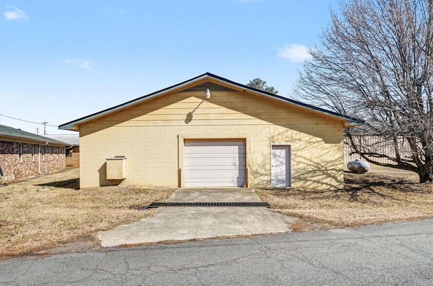 More Photos Of 6402 W Marshville Blvd, Marshville Showroom For Lease