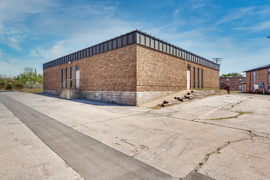 More Photos Of 2110 E 10th St, Odessa Specialty For Sale