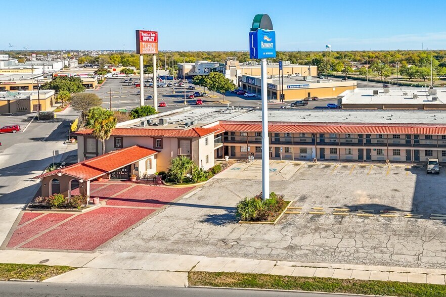 More Photos Of 7202 S Pan Am Expy, San Antonio Hotel For Sale