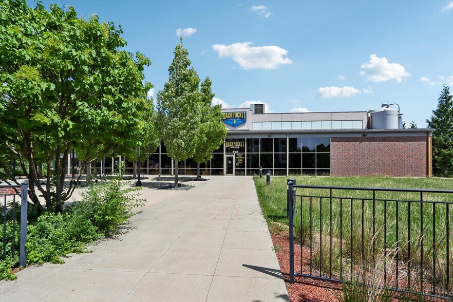 More Photos Of 903 Quarry Rd, Coralville Storefront For Sale