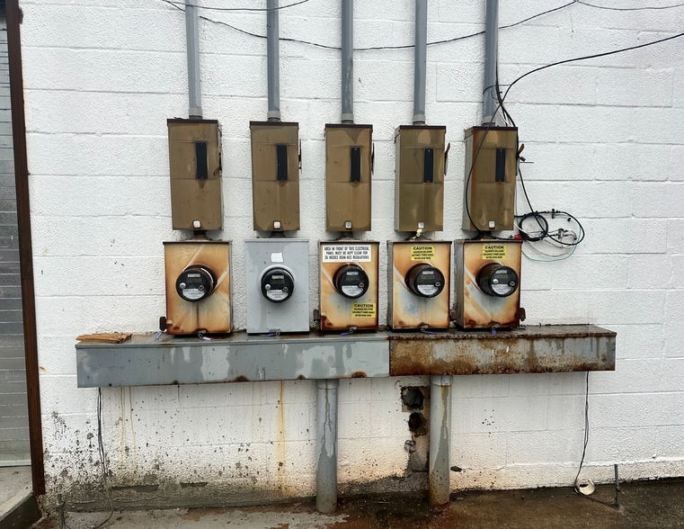 More Photos Of 422-426 Great East Neck Rd, West Babylon Warehouse For Lease