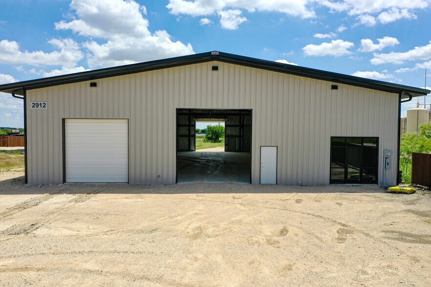 More Photos Of 2912 Chambers St, Venus Service For Lease