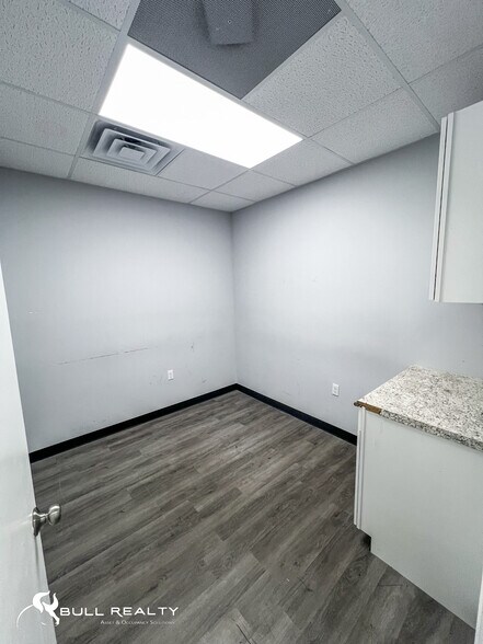 More Photos Of 6667 Vernon Woods Dr, Atlanta Medical For Lease