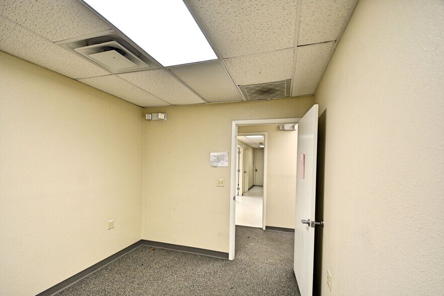 More Photos Of 109-111 N River St, Seguin Office For Sale