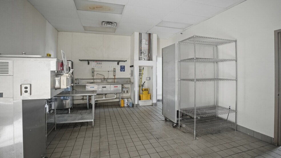 More Photos Of 2882-2904 Long Beach Rd, Oceanside Freestanding For Lease