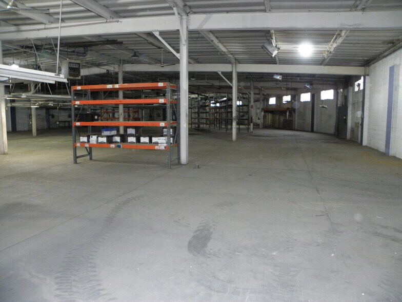 More Photos Of 922 Armstrong St, Morris Distribution For Lease
