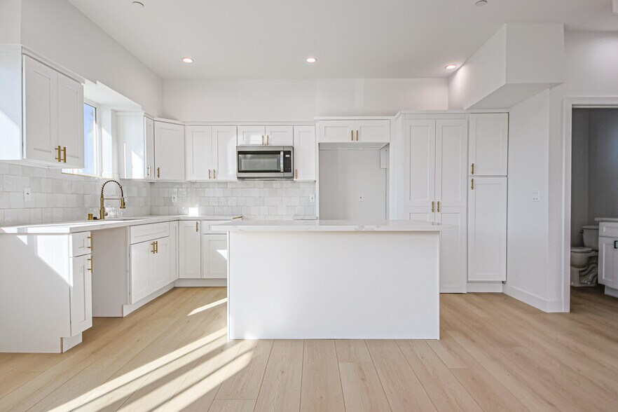 More Photos Of 2404 S Cochran Ave, Los Angeles Apartments For Sale