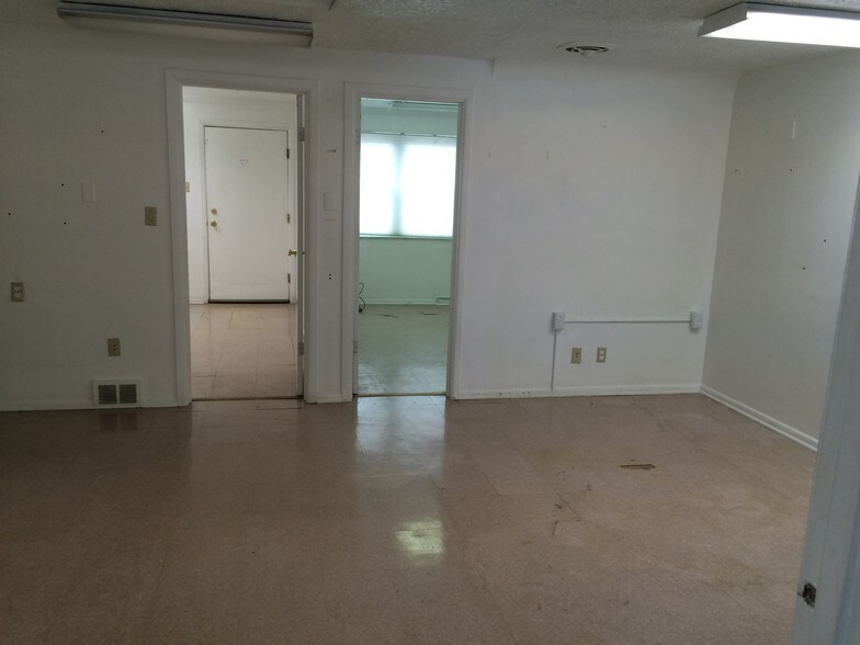 More Photos Of 820 Midland Ave, Midland Storefront Retail Residential For Lease