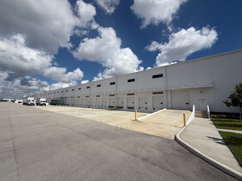 More Photos Of 3980 W 104th St, Hialeah Unknown For Lease