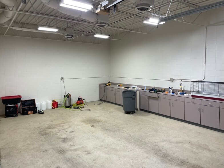 More Photos Of 3060 Valleywood Dr, Kettering Flex For Lease