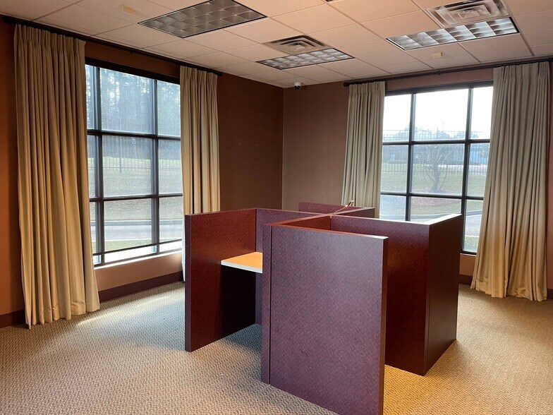 More Photos Of 139 Plaza Dr, Brandon Bank For Sale