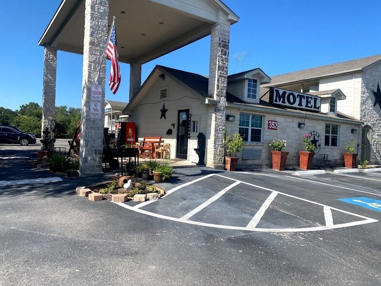 More Photos Of 352 E Vaughan St, Bertram Hotel For Sale