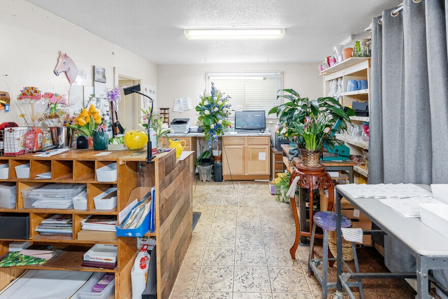 More Photos Of 223 Helm St, Elizabethtown General Retail For Sale